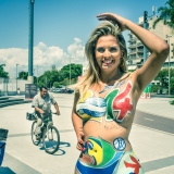 Brasile. Rio de janeiro, Stadio Mario Filho meglio noto come Maracanà che il 13 luglio 2014 ospiterà la finale dei Mondiali di Calcio. Alcune modelle si fanno fotografare con il corpo dipinto da slogan dei mondiali di calcio 2014