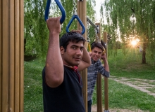 Udine, Italia 2015. Caserma di Cavarzevani. Quotidianità di un gruppo i profughi afgani e pakistani arrivati in italia da qualche giorno nel tentativo di ottenere il permesso ad entrare nel campo di accoglienza allestito all'interno della caserma.il ritorno al parco moretti dove passeranno la notte e dove ogni sera l'associazione Ospiti in arrivo porta loro un pasto caldo.