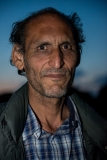 Udine, Italia 2015. Caserma di Cavarzevani. Quotidianità di un gruppo i profughi afgani e pakistani arrivati in italia da qualche giorno nel tentativo di ottenere il permesso ad entrare nel campo di accoglienza allestito all'interno della caserma.il ritorno al parco moretti dove passeranno la notte e dove ogni sera l'associazione Ospiti in arrivo porta loro un pasto caldo.