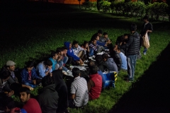 Udine, Italia 2015. Caserma di Cavarzevani. Quotidianità di un gruppo i profughi afgani e pakistani arrivati in italia da qualche giorno nel tentativo di ottenere il permesso ad entrare nel campo di accoglienza allestito all'interno della caserma.il ritorno al parco moretti dove passeranno la notte e dove ogni sera l'associazione Ospiti in arrivo porta loro un pasto caldo.